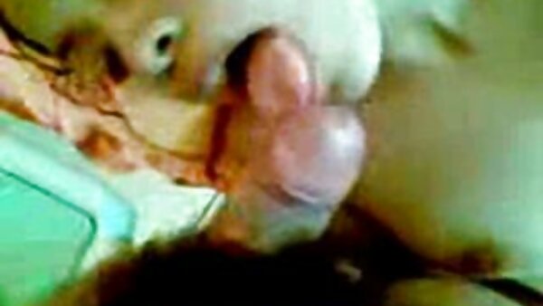Faszinierende Brünette in Netzstrümpfen poliert ihre Fotze mit einem Dildo gratis private sex videos