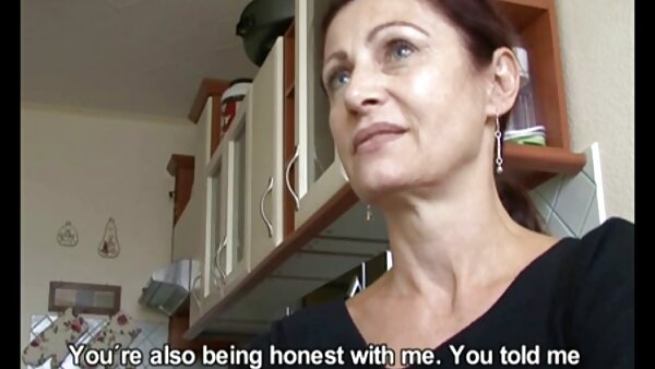 Die Vegetarierin private handy sex videos Kathia Nobili poliert ihre Fotze mit einer Gurke