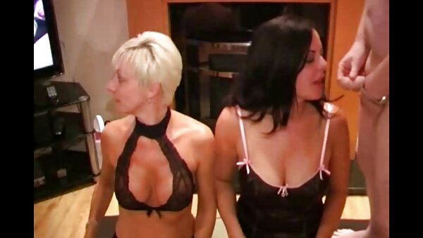 Vollbusige Blondine mit gepiercten Nippeln erlaubt ihrem Freund, ihre kostenlosesexvideos Brüste zu befühlen