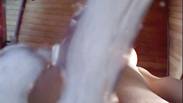 Glasdildo dringt in die rasierte Muschi eines freie sex videos vollbusigen Luders ein
